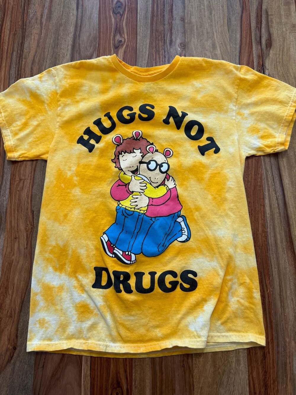 Arthur Hugs Not Drugs Yellow Tie-Dye Graphic T-Shirt Size M